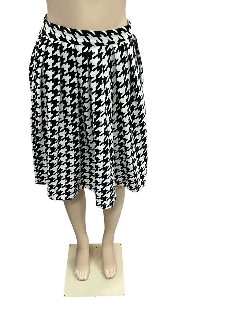 Forever (Small) 21 Black/White Skirt