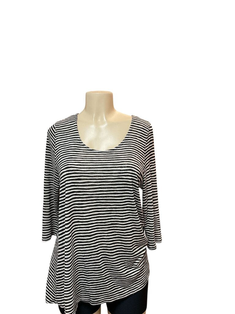 W5 (XL) Black and White Knit Blouse