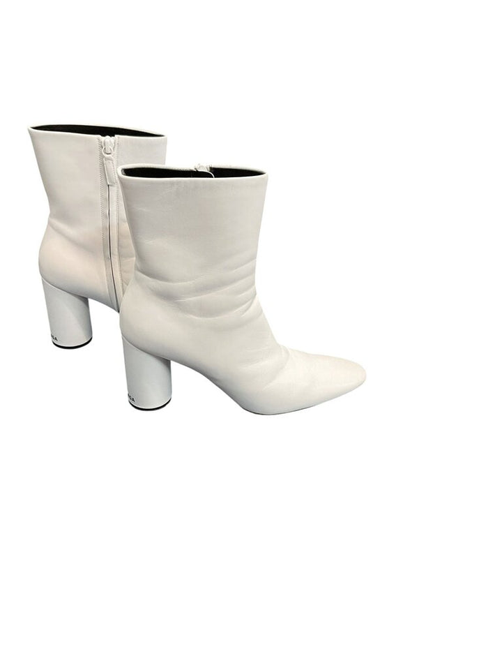 Balenciaga (39/8.5) White Leather Oval Black Heel