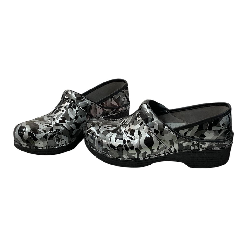DANSKO (41/10) BLACK & GRAY ABSTRACT PRINT SHOES