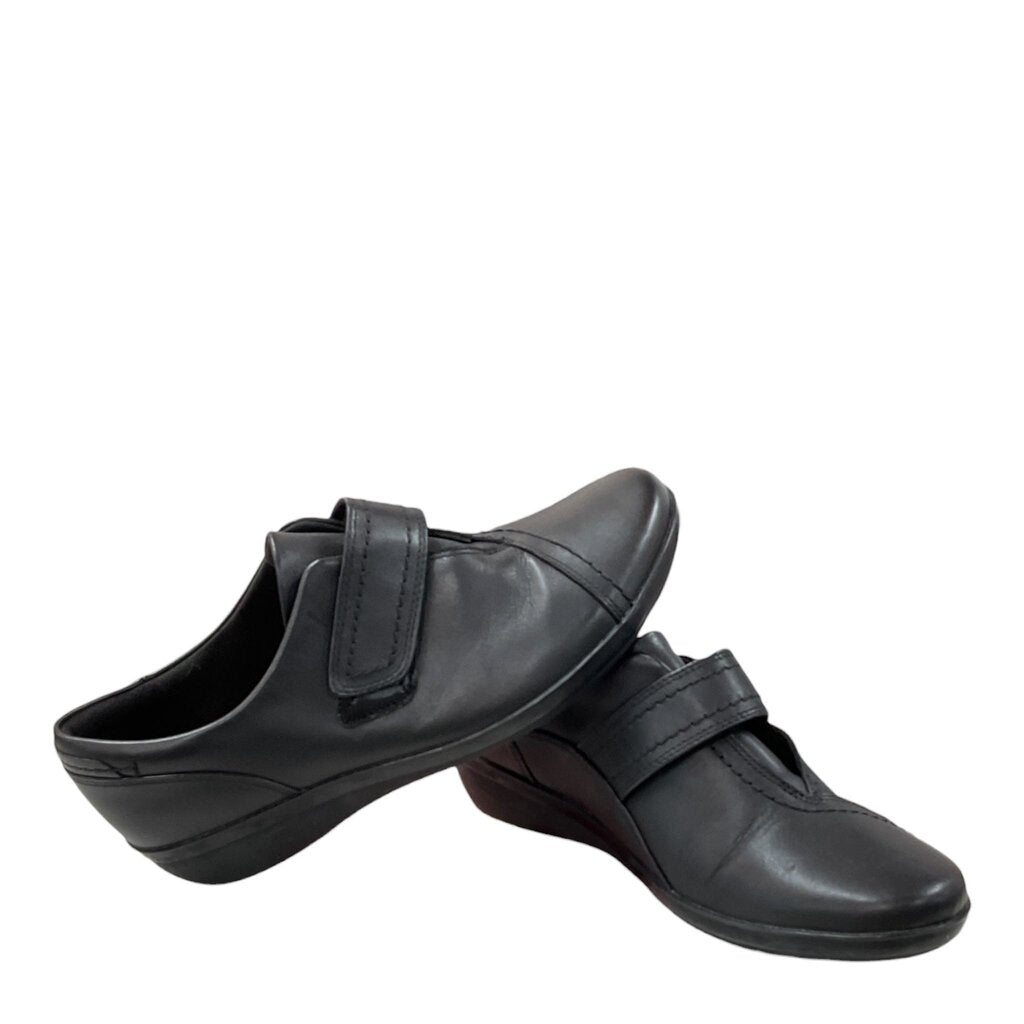 Clarks Collection (8.5) Black Short Shoe