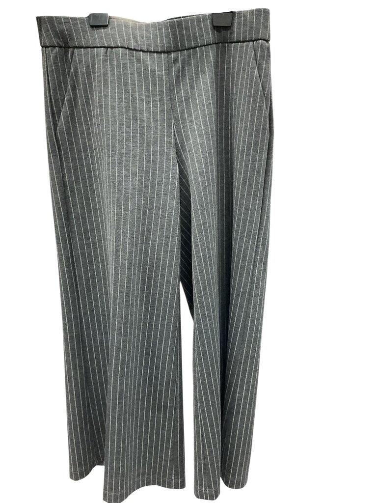 Roz and Ali (Small) Grey Striped Trousers Short